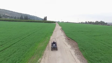 Driving an ATV in Plowed fields farmlands Vídeos de archivo 72569353