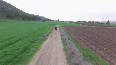 Driving an ATV in Plowed fields farmlands Vidéo 72569982