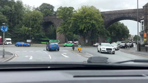 Driving in Buxton town centre under arch bridge. Vídeo Stock 345411685