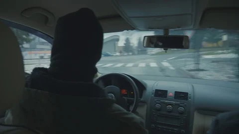 Driving a car in a mask 库存影片 106337677