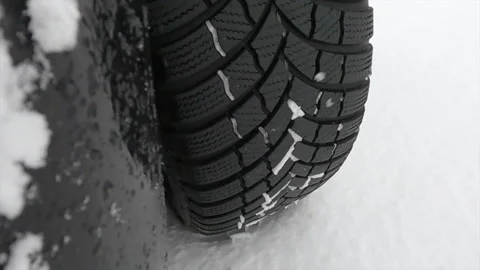 Driving a car on snow Vidéo 146447891