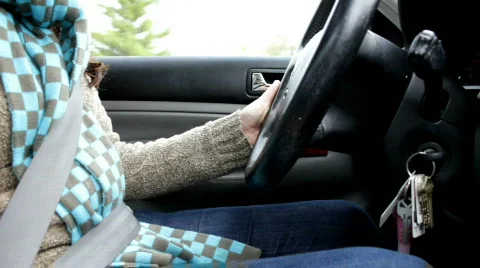 Driving car steering wheel side view Stockbeeldmateriaal 872363