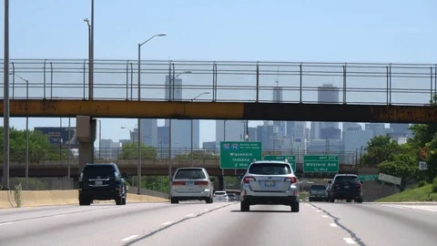 Driving to Chicago downtown with a view over the skyline - CHICAGO. UNITED Vidéo 111318093