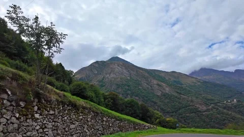 Driving from the Cirque de Troumouse to Heas in France Vídeo Stock 320953125