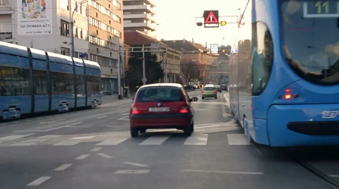 Driving in the city Vídeos de archivo 1807589