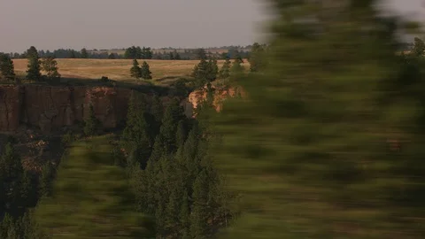 Driving by cliffs near Devils Tower, Wyoming Vidéo 101285002