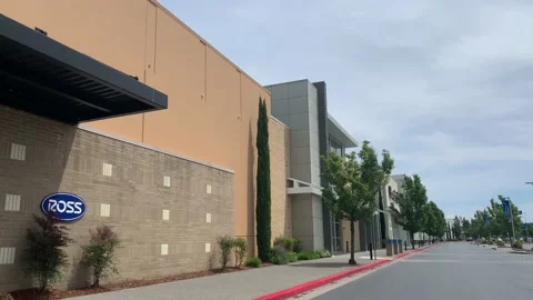 Driving by closed storefronts during coronavirus COVID-19 pandemic. Vídeo Stock 132084467
