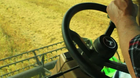 Driving a combine 動画素材 32142479