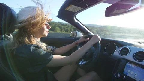 Driving in Convertible Car Vidéo 76923124