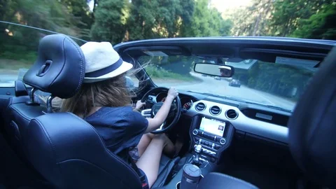 Driving in Convertible Car Vidéo 76923358