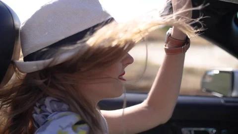 Driving in Convertible Car Vidéo 76923368