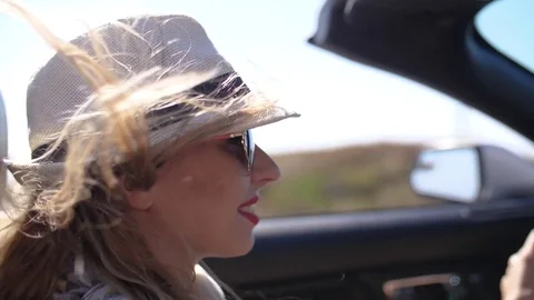 Driving in Convertible Car 库存影片 76923442