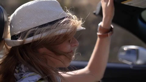 Driving in Convertible Car 库存影片 76923446