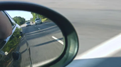 Driving down highway mirror reflection Vidéo 59805590