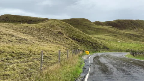 Driving down steep winding road from Mam Tor towards Edale in Peak District. Vídeos de archivo 345408639