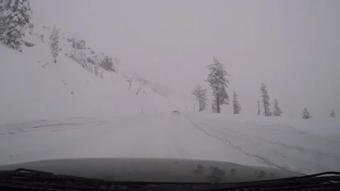 Driving during a winter storm. Vídeos de archivo 225613175