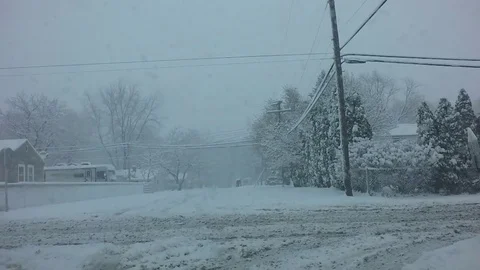 Driving during a winter storm with low visibility. 動画素材 80818951