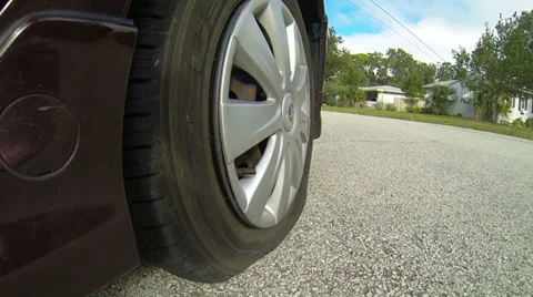 Driving with a flat tire 库存影片 33580683