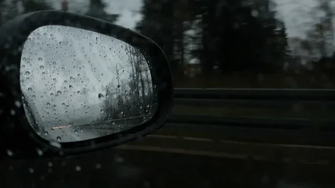 Driving in the heavy rain, focus on raindrops Vídeos de archivo 82004332