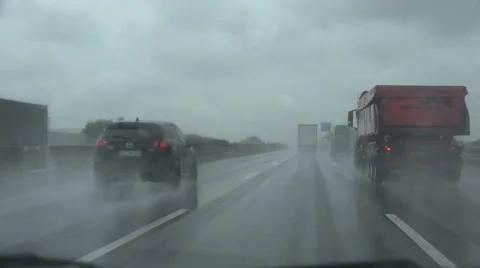 Driving in heavy rain Stockbeeldmateriaal 68910993