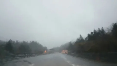 Driving in the heavy rain Vídeos de archivo 82004306