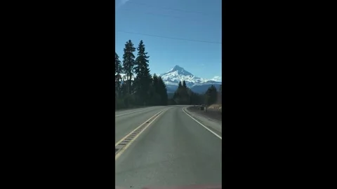 Driving Highway OR 35 outside Hood River in Oregon, USA, with Mount Hood visible 스톡 동영상 330924853