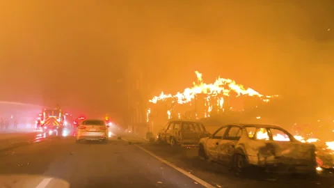 Driving inside the Palisades fire while firefighters work, night in Los Angeles Vidéo 301750669