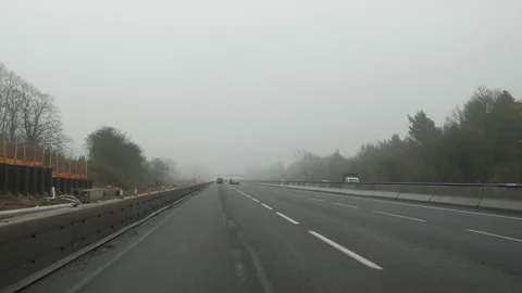 Driving on M1 in mist 库存影片 148197163