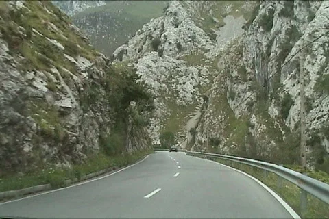 Driving in a mountain road Video stock 101030