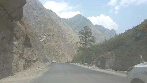 Driving in Mountain Road of Uttarakhand: 動画素材 196308130