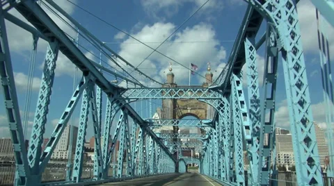 Driving on an old Bridge over the Ohio River like Brooklyn Bridge Vídeos de archivo 34630638