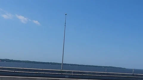 Driving over the bay Stockbeeldmateriaal 156133678