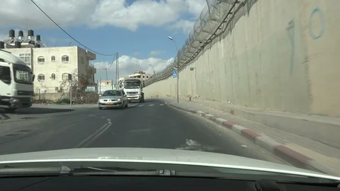 Driving past the separation wall between Israel and the West Bank 動画素材 85908936