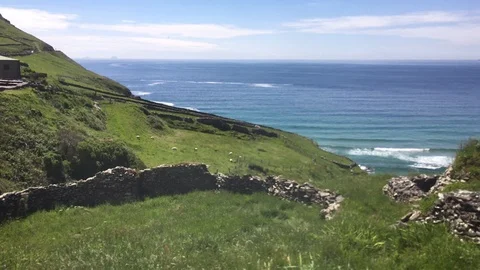 Driving Past Stunning  Cliff-side coastal landscape, Atlantic Ocean, Ireland Vídeos de archivo 90819201