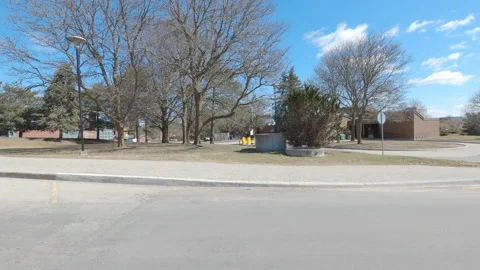 Driving plate of empty university and college campus in COVID pandemic Vidéo 150486213