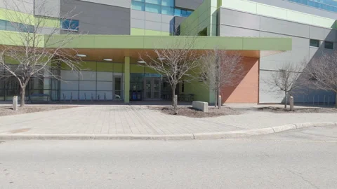Driving plate of empty university and college campus in COVID pandemic Vidéo 150493093