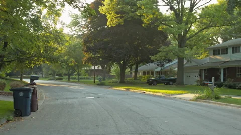 Driving plate: Mid West upscale neighborhood, rear view 2 4K Stockbeeldmateriaal 45590582