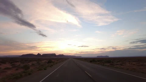 Driving Plate Monument Valley Rd Sunset 07 Rear View Arizona Utah Southwest USA Vidéo 215703336