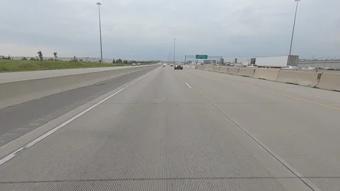 Driving plate reverse POV highway driving with cars and trucks traffic Vidéo 112911973