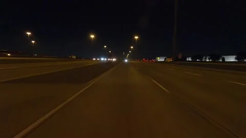 Driving plate of reverse rear view shot roads and highways on a very dark night Vidéo 155871410