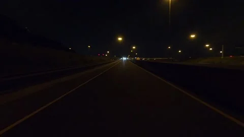 Driving plate of reverse rear view shot roads and highways on a very dark night Vídeo Stock 155871728