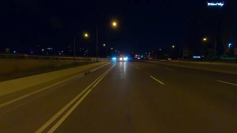 Driving plate of reverse rear view shot roads and highways on a very dark night Vidéo 155872080
