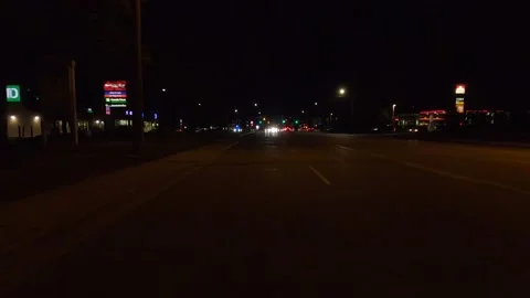 Driving plate of reverse shot roads and highways on a very dark night Vidéo 155872461