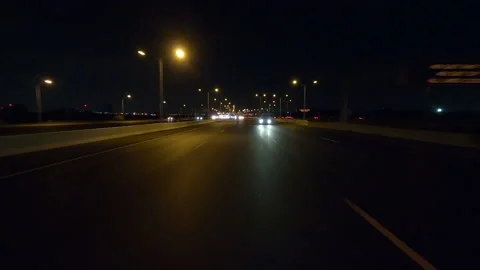Driving plate of reverse shot roads and highways on a very dark night Stockbeeldmateriaal 155892345