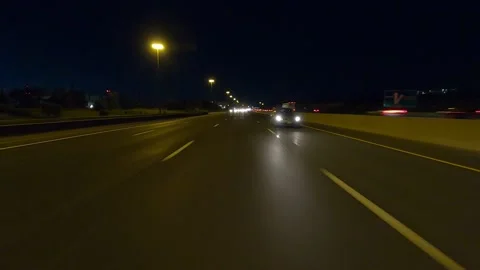 Driving plate of reverse shot roads and highways on a very dark night Stockbeeldmateriaal 156439177