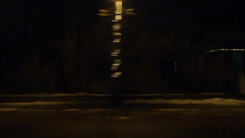 Driving plate with side view on dark city streets at night with buildings Vidéo 149802917