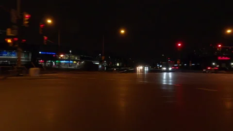 Driving plate with side view on dark city streets at night with buildings Vidéo 149809719