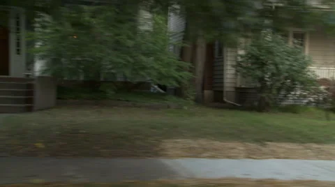 Driving plate, side view, day: upper middle class neighborhood J Vidéo 40687945