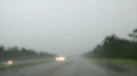 Driving in the rain Stockbeeldmateriaal 22633177
