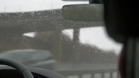 Driving in the rain 库存影片 73595042
